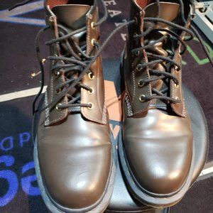 Doc Marten 1460 Smooth Leather lace up boot. Mens US Size 9